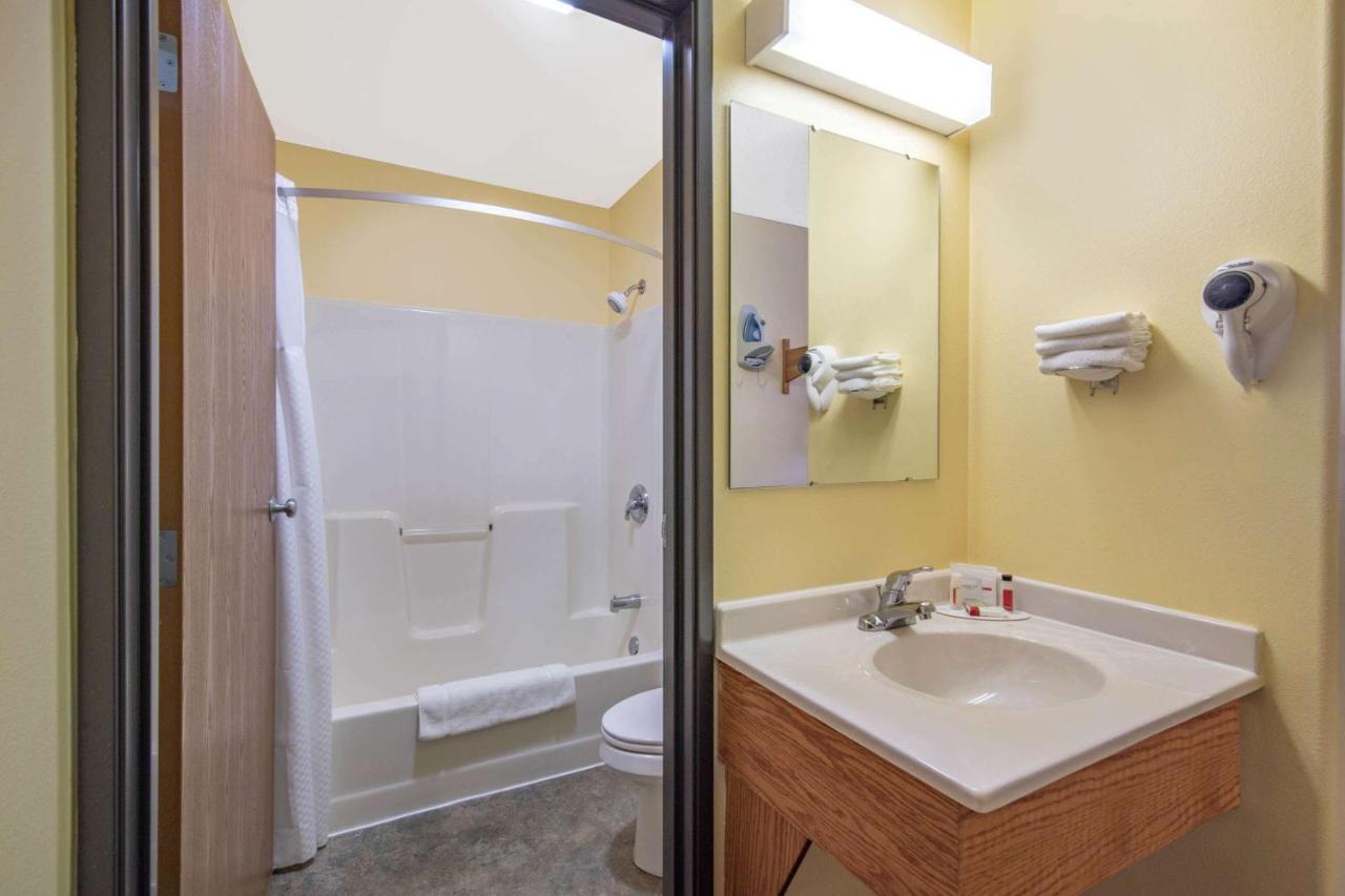 Four Seasons Inn Bottineau Extérieur photo
